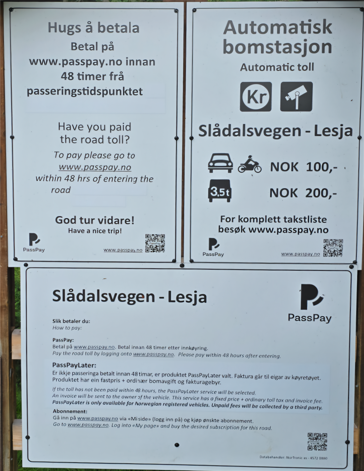 Bilde av plakater ved bommen. Informasjonpå norsk og engelsk om betaling av avgift Slådalsvegen. Paymentinformation in norwegian and english. - Klikk for stort bilde